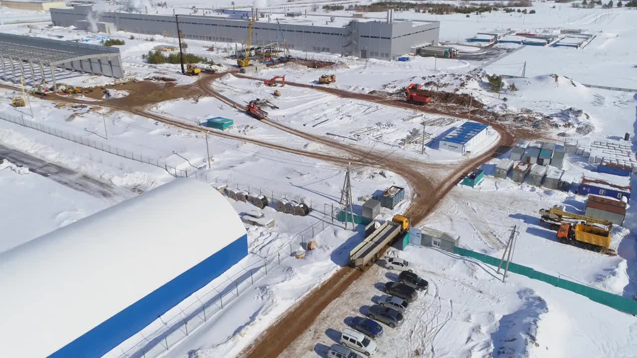 卡车在露天积雪的建筑工地上行驶视频素材