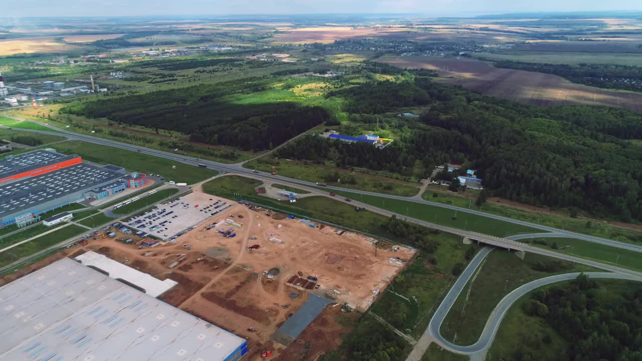 在公路和田野之间有厂房的建筑工地视频素材