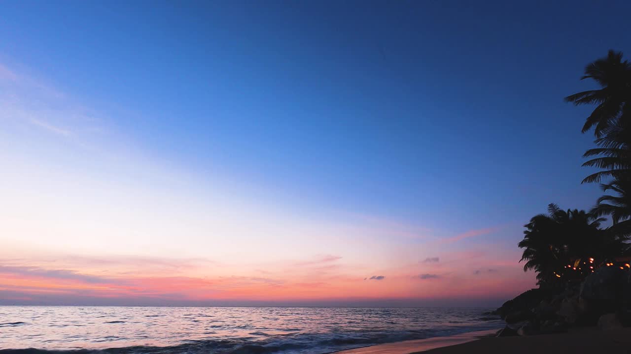 抽象的彩云在缤纷的秋日日落或日出中缓缓移动。视频素材