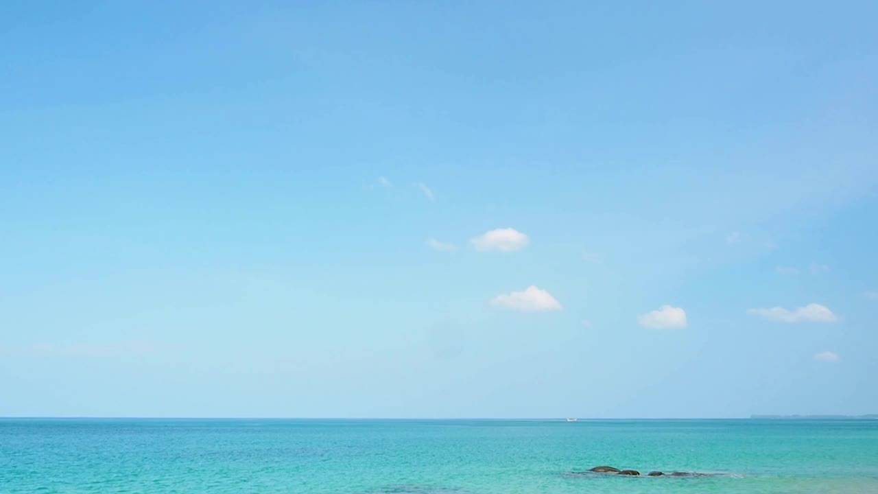 蓝天海洋自然，热带夏季海洋背景。一个晴天的时间流逝。鸟瞰图广角景观镜头。B播放蓝天视频。摩天大楼在夏季假期。视频素材