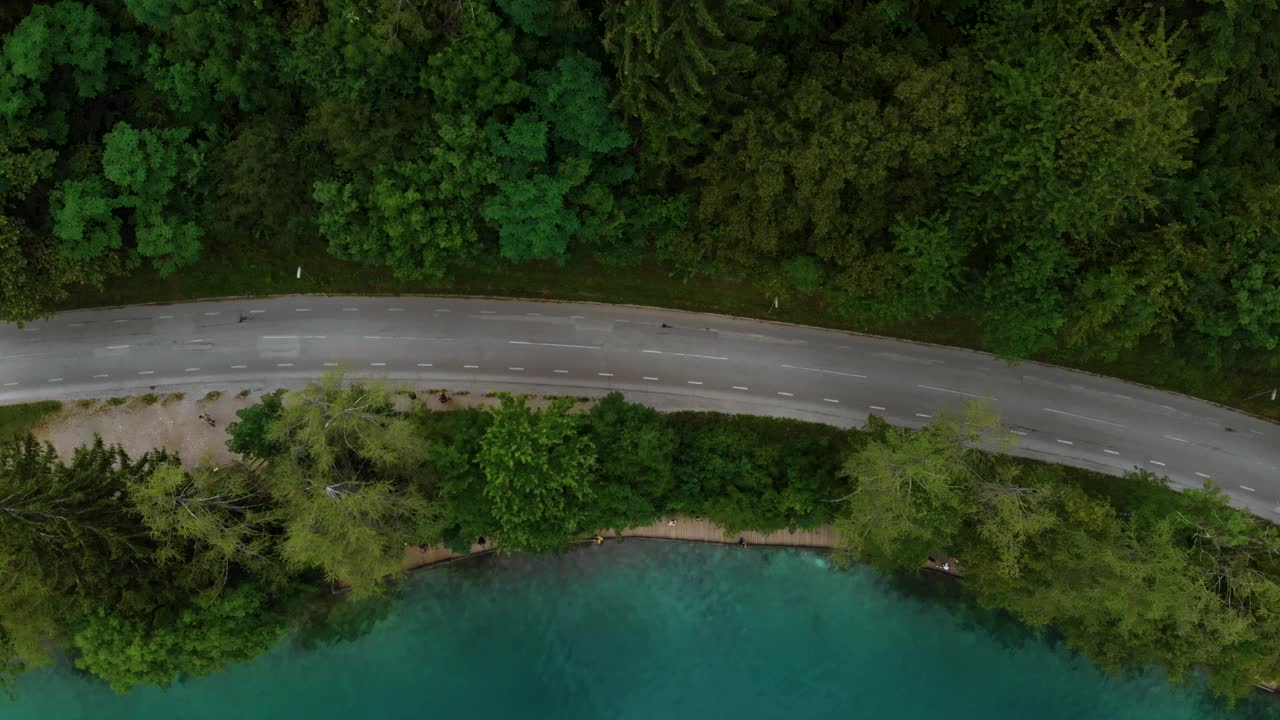 空中全景湖流血。多云的天气，乌云密布。夏天的一天。圣母玛利亚升天教堂，斯洛文尼亚，欧洲视频素材