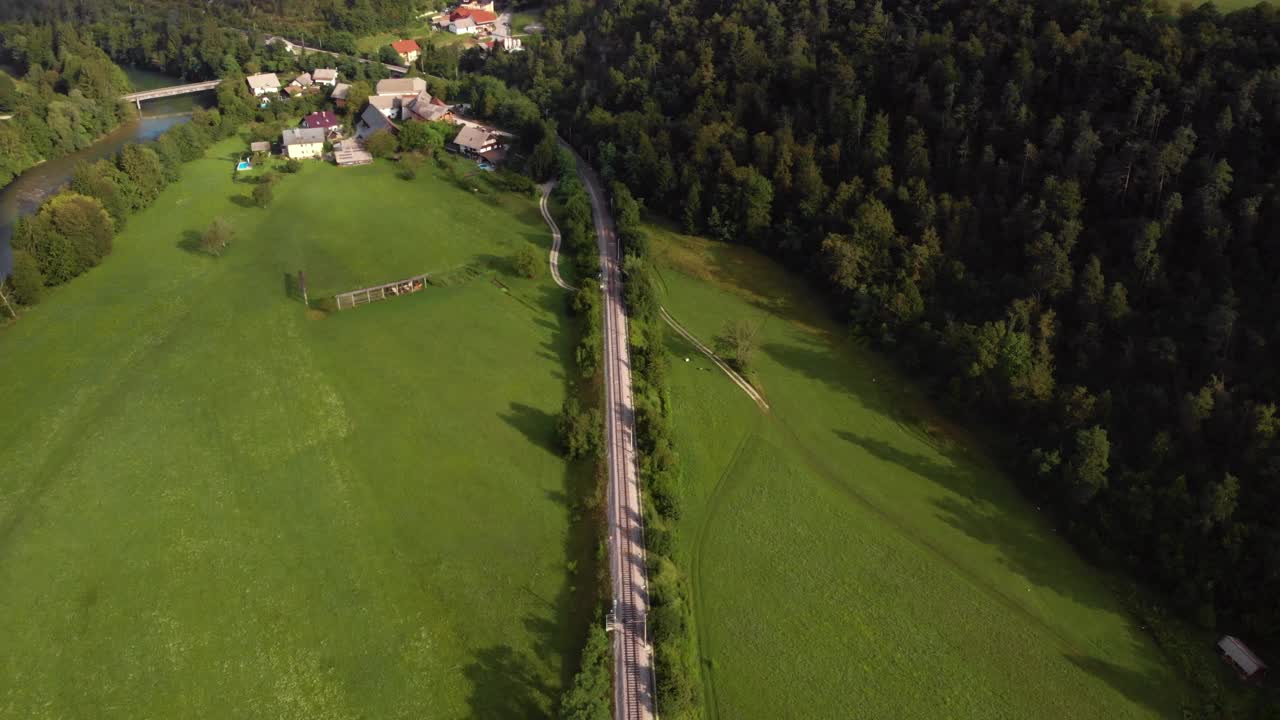 铁路连接鸟瞰图。夏天。山间河流上的金属桥。运输和货运理念。旅游业。田地和房屋。Misace,斯洛文尼亚。视频素材