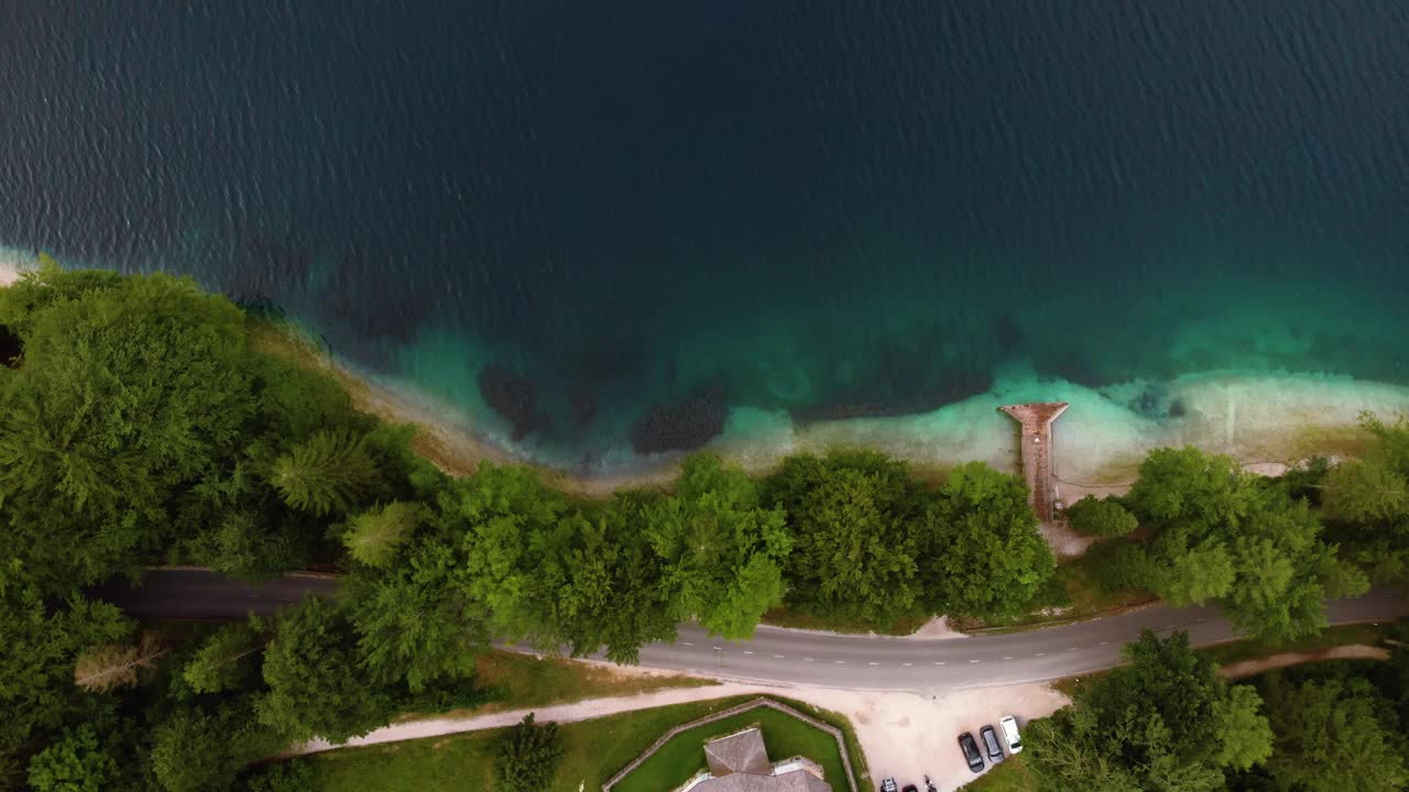 博欣湖鸟瞰图。美丽的风景在特里格拉夫山脉，国家公园，夏季森林和教堂(Cerkev sv。杜哈(Ribcev Laz)，斯洛文尼亚，欧洲视频素材