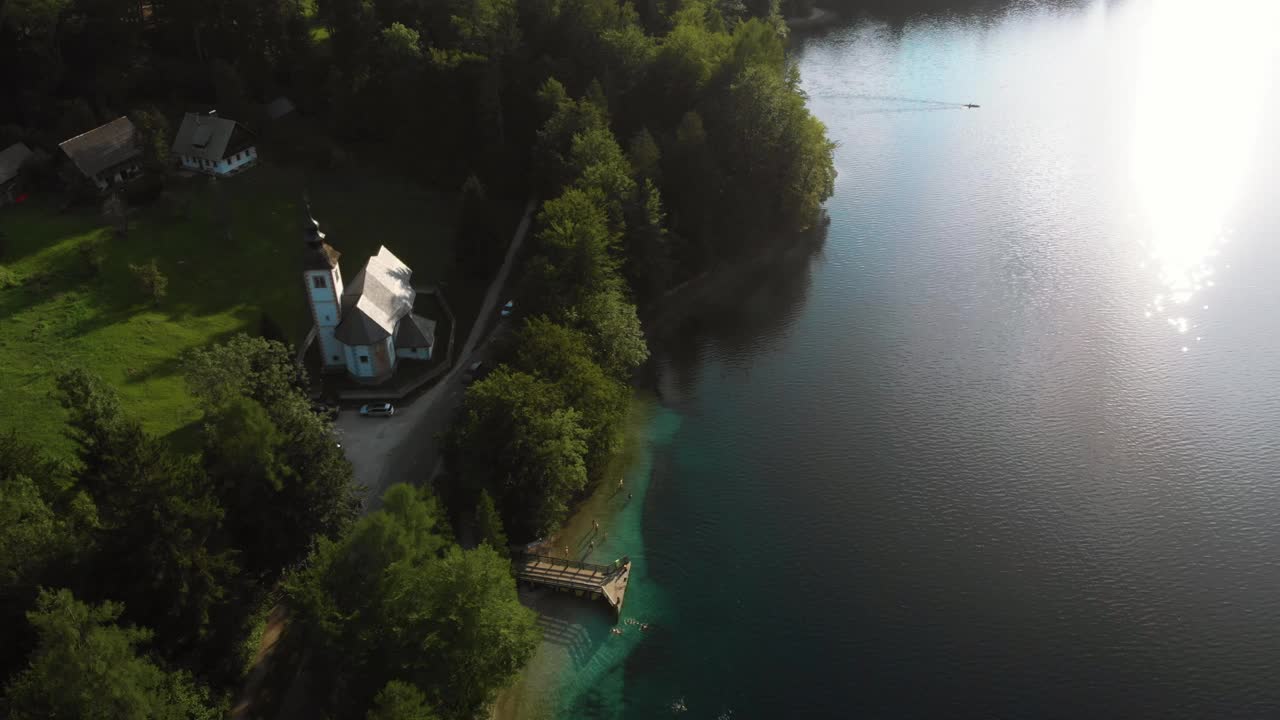 博欣湖鸟瞰图。美丽的风景在特里格拉夫山脉，国家公园，夏季森林和教堂(Cerkev sv。杜哈(Ribcev Laz)，斯洛文尼亚，欧洲视频素材