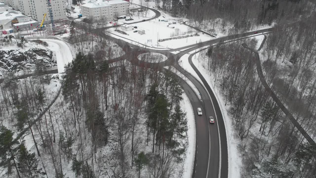 通往环岛的道路，冬季交通场景，空中视频素材