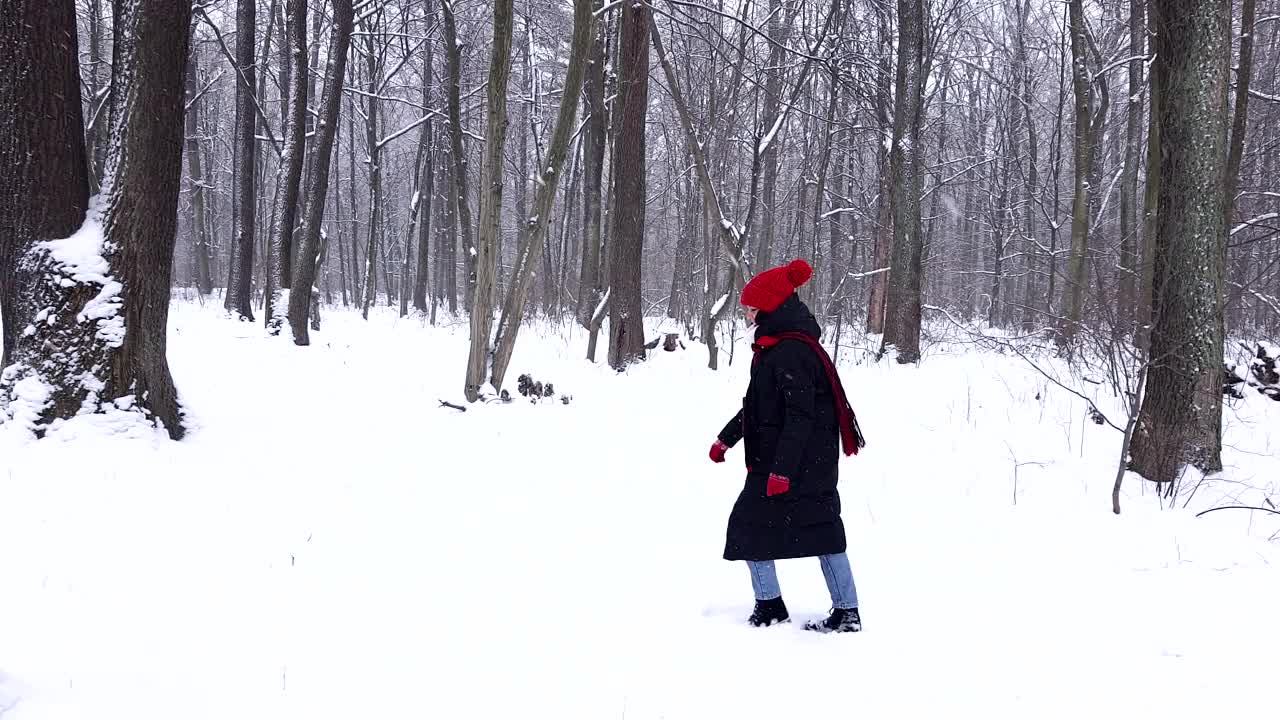 女人在雪地里奔跑视频素材