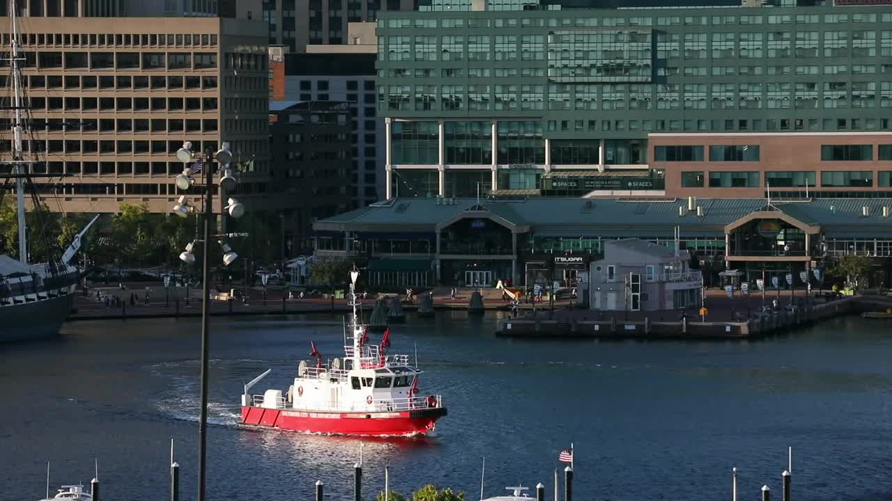 巴尔的摩消防局船只和巴尔的摩内港鸟瞰图。城市景观在背景，船，渡船和豪华游艇在前景。马里兰视频素材