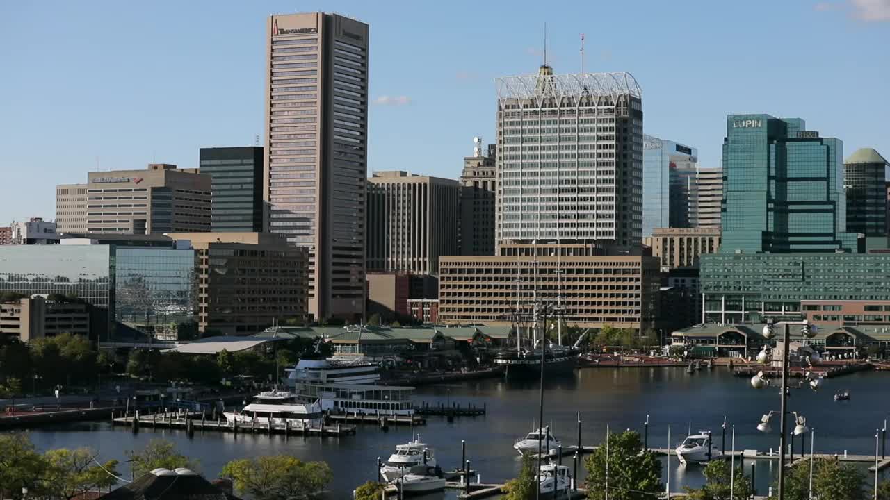 巴尔的摩内港的鸟瞰图。城市景观，国家水族馆在背景，船，渡轮和豪华游艇在前景。马里兰视频素材