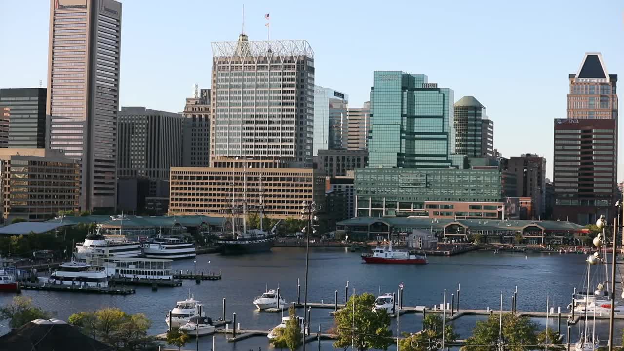 巴尔的摩内港鸟瞰图。城市景观在背景，船，渡船和豪华游艇在前景。消防部门的船。马里兰视频素材