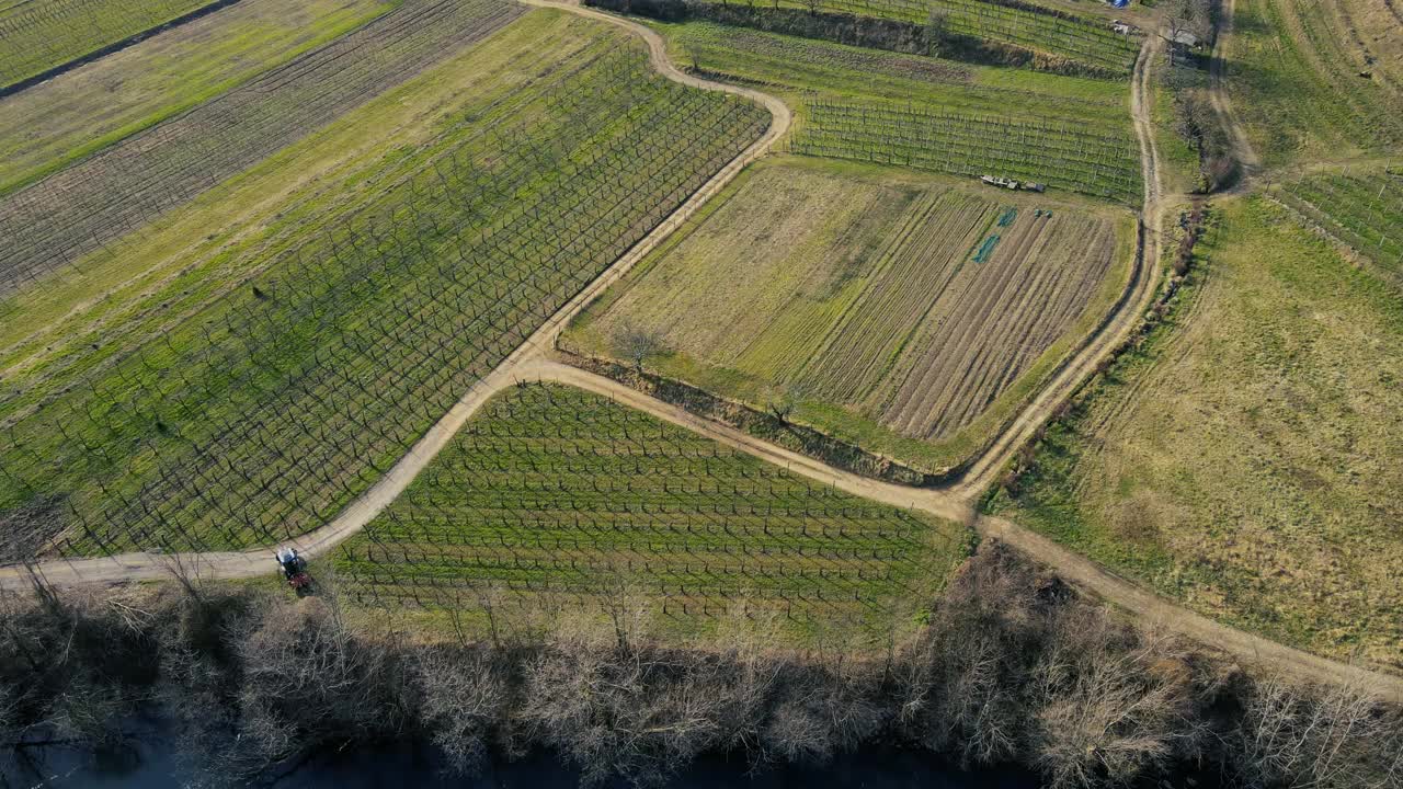 河岸耕地下降鸟瞰图视频素材