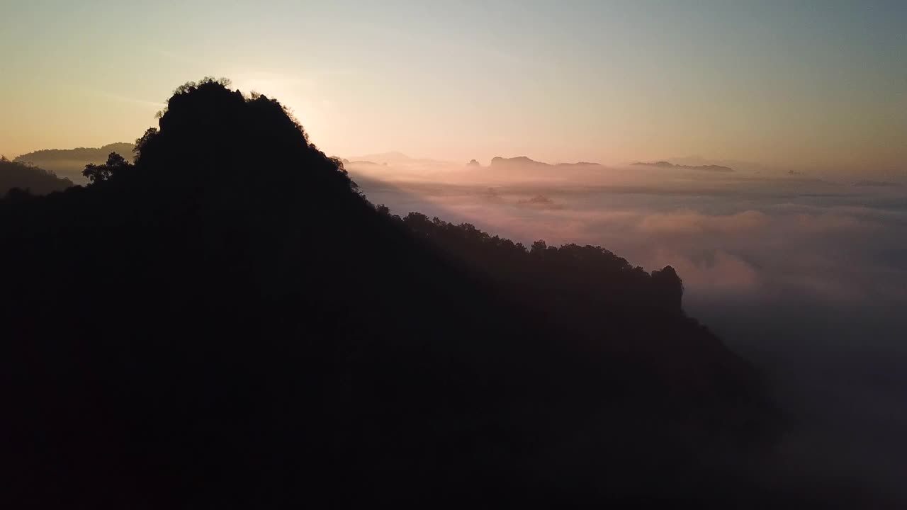 鸟瞰上方的云和山崖与日出视频素材