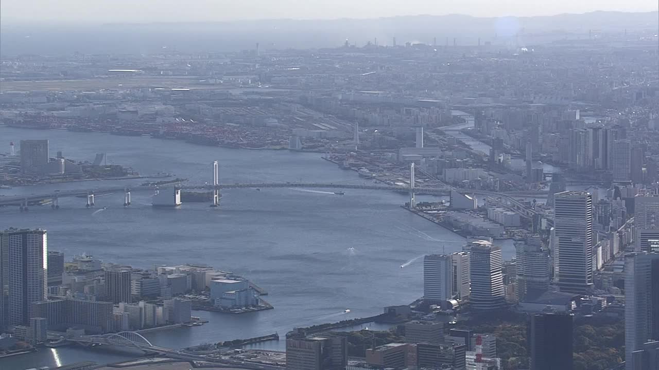 日本东京，彩虹桥周围的空中摄影视频素材