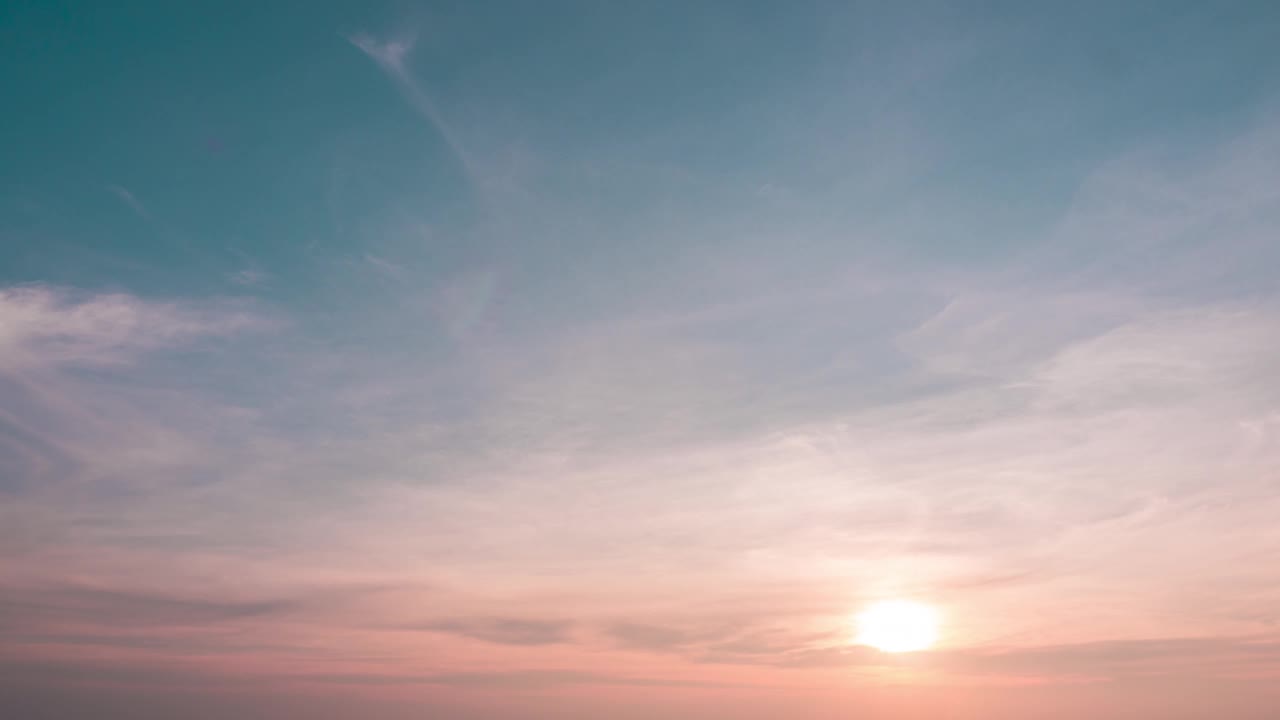 彩色天空多云天气的一天景观画面b-roll。复活节早晨，卷云缓慢移动的时间，天空高空间的颜色，太阳光的光谱。抽象的性质视频素材