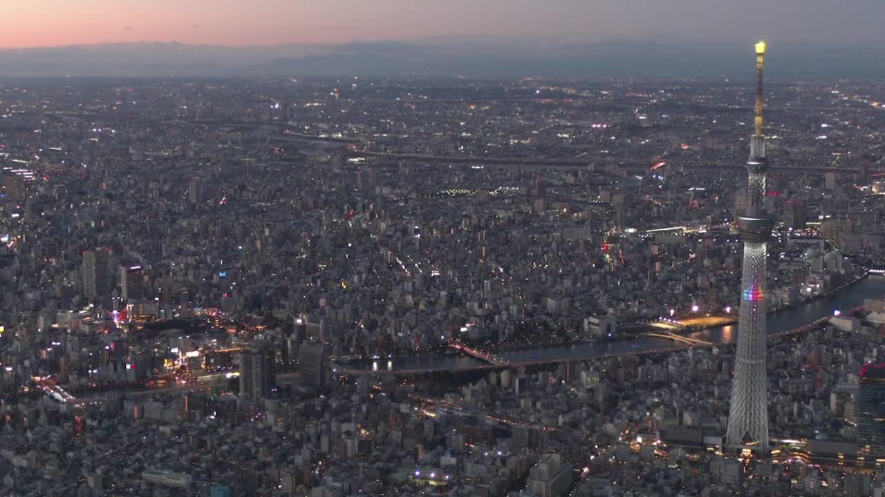 日本黄昏时的天空树，东京空中的LS视频素材