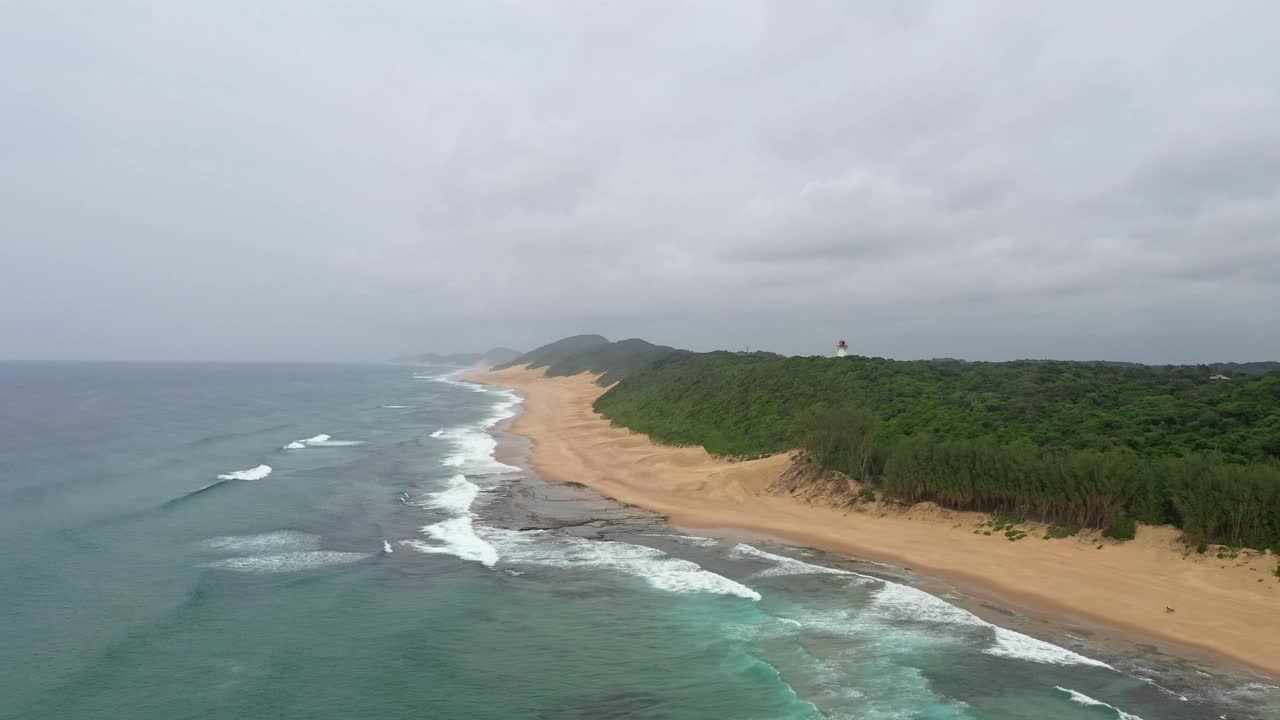 灯塔俯瞰原始的南非海岸线视频素材