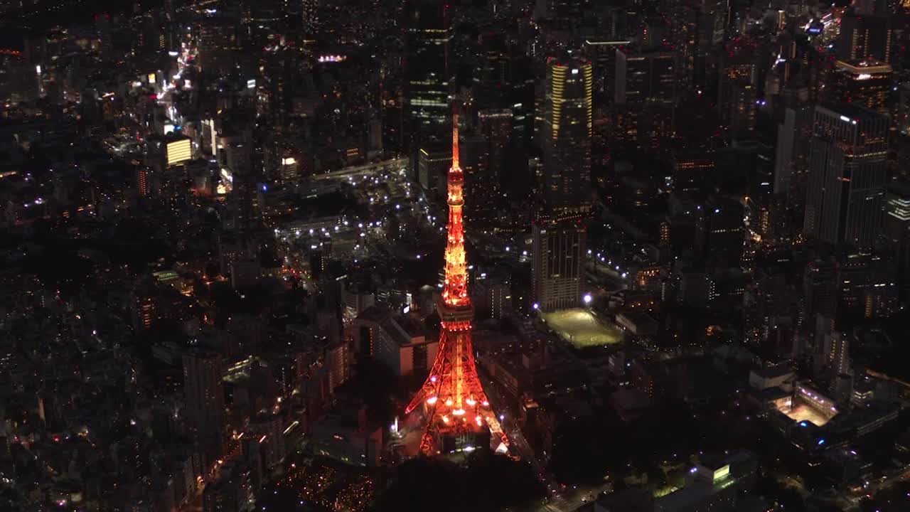 日本，夜幕降临后，东京塔周围的天线视频素材