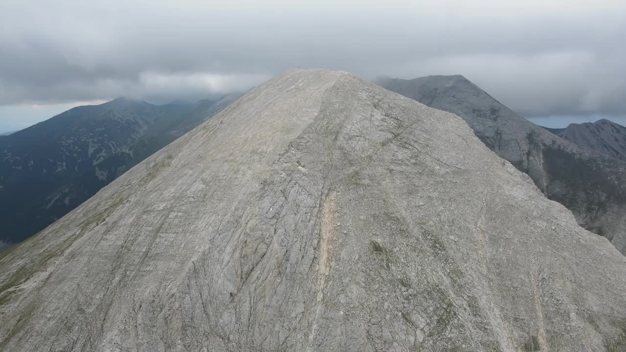 保加利亚皮林山维伦峰鸟瞰图视频素材