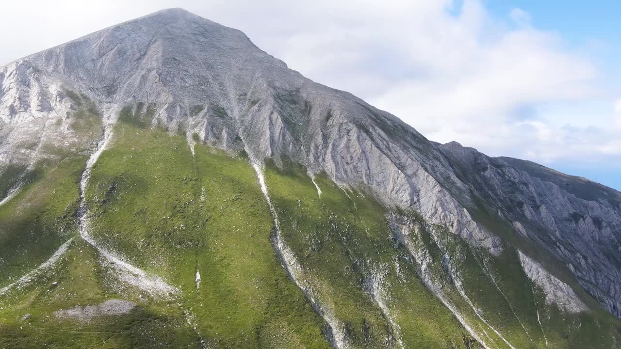 保加利亚皮林山维伦峰鸟瞰图视频素材