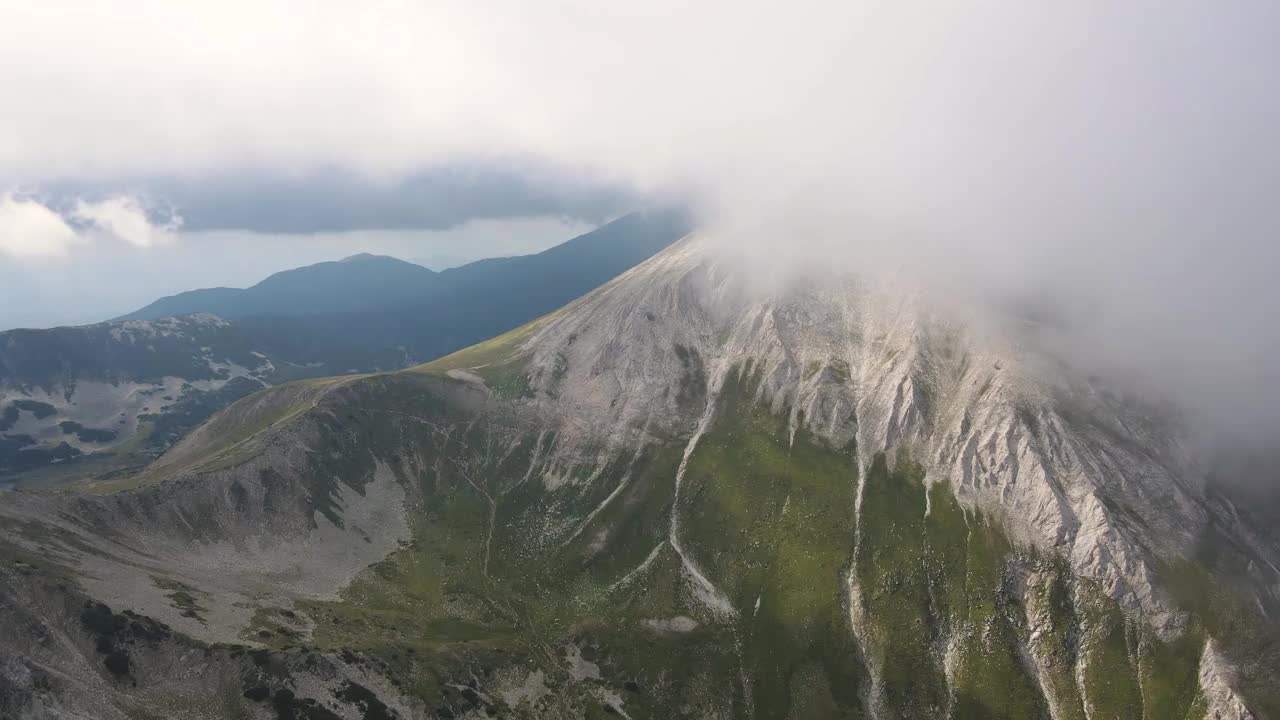 保加利亚皮林山维伦峰鸟瞰图视频素材