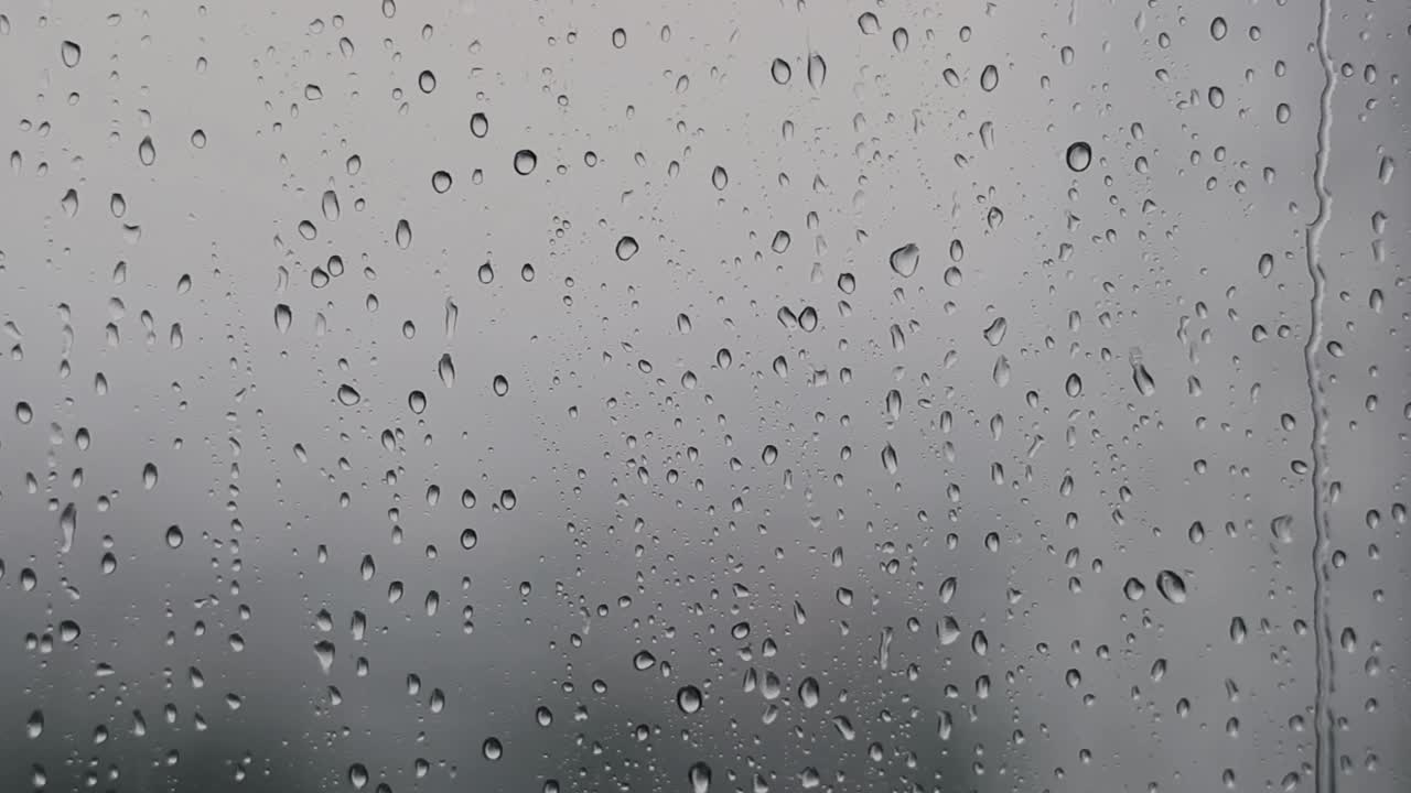 雨滴落在窗户上视频素材