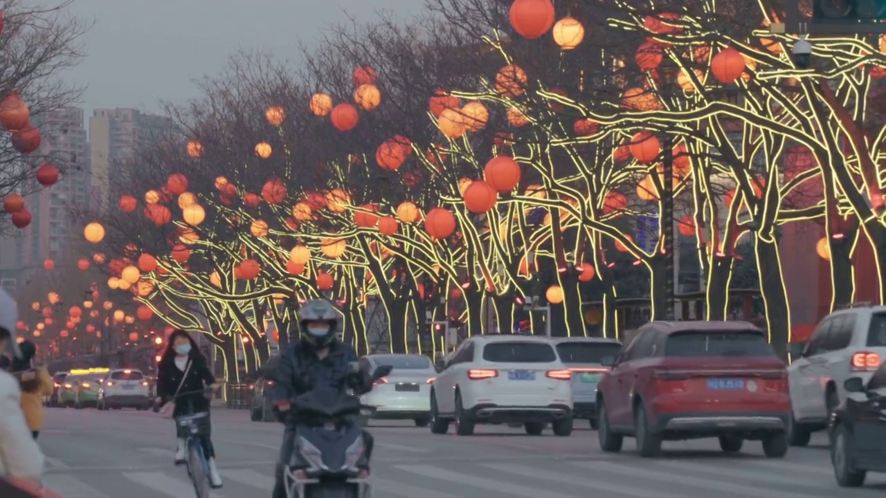 街上挂满灯笼庆祝中国新年视频素材