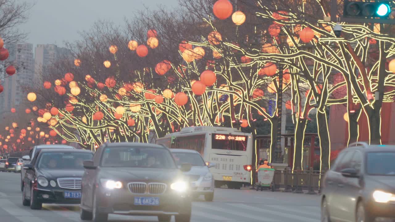 街上挂满灯笼庆祝中国新年视频素材