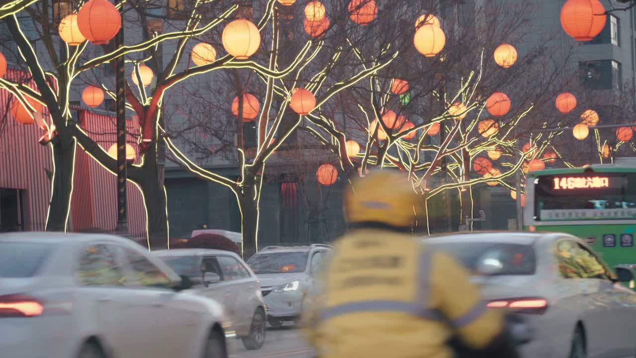 街上挂满灯笼庆祝中国新年视频素材