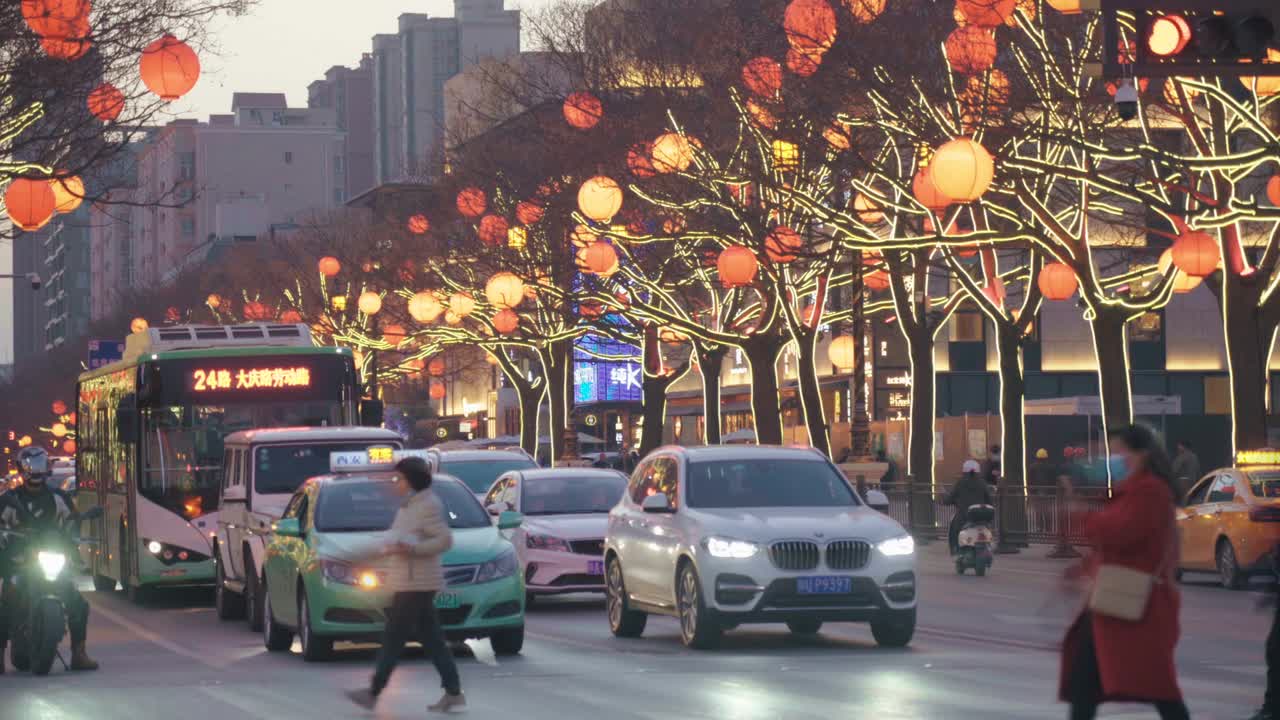 街上挂满灯笼庆祝中国新年视频素材