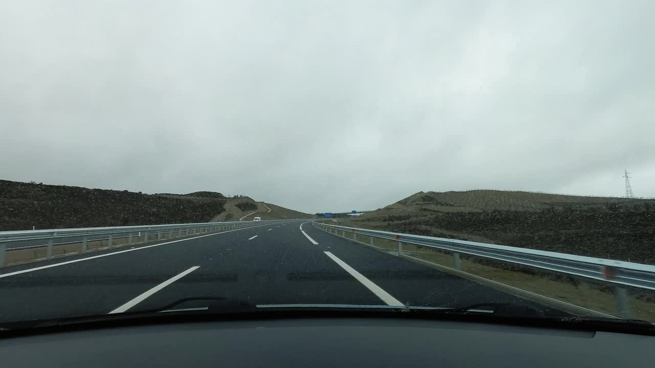 在下雨的时候在高速公路上开车的内景。在雨中驾驶的概念视频下载