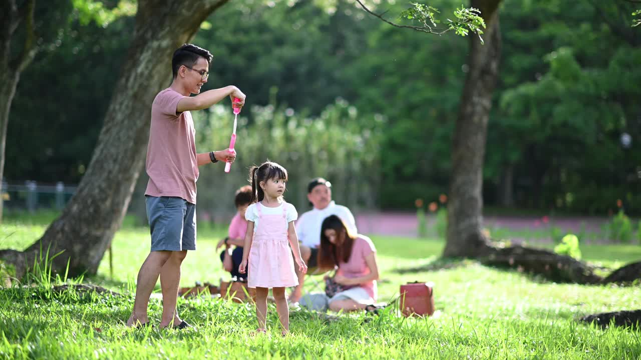 亚洲华人多代家庭野餐与泡泡棒视频素材