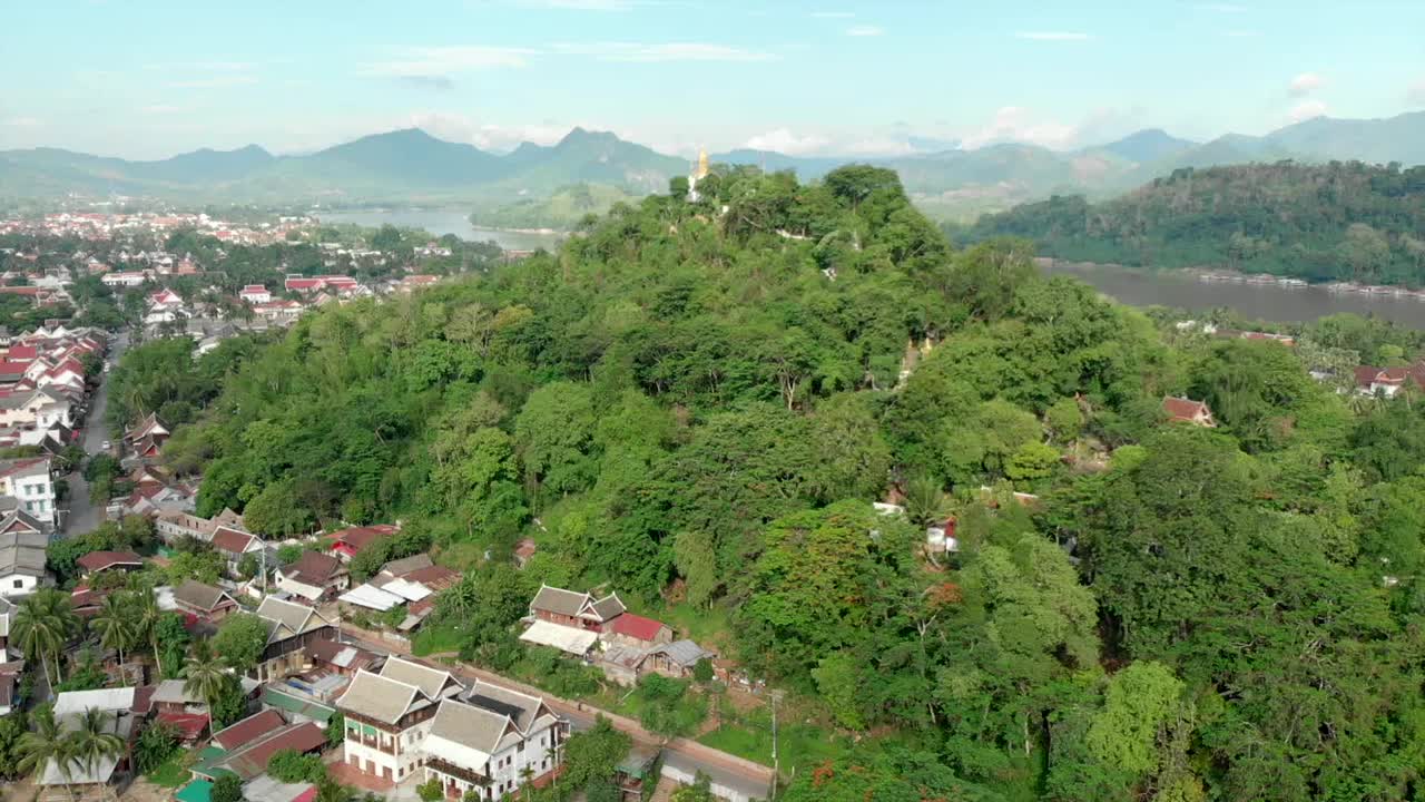 在老挝琅勃拉邦雨季的福西山鸟瞰图视频素材