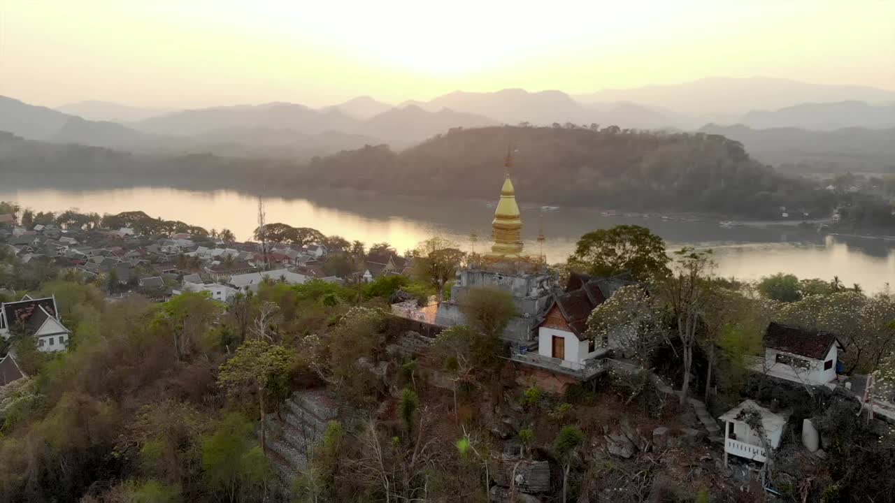 在老挝琅勃拉邦日落时福西山的鸟瞰图视频素材