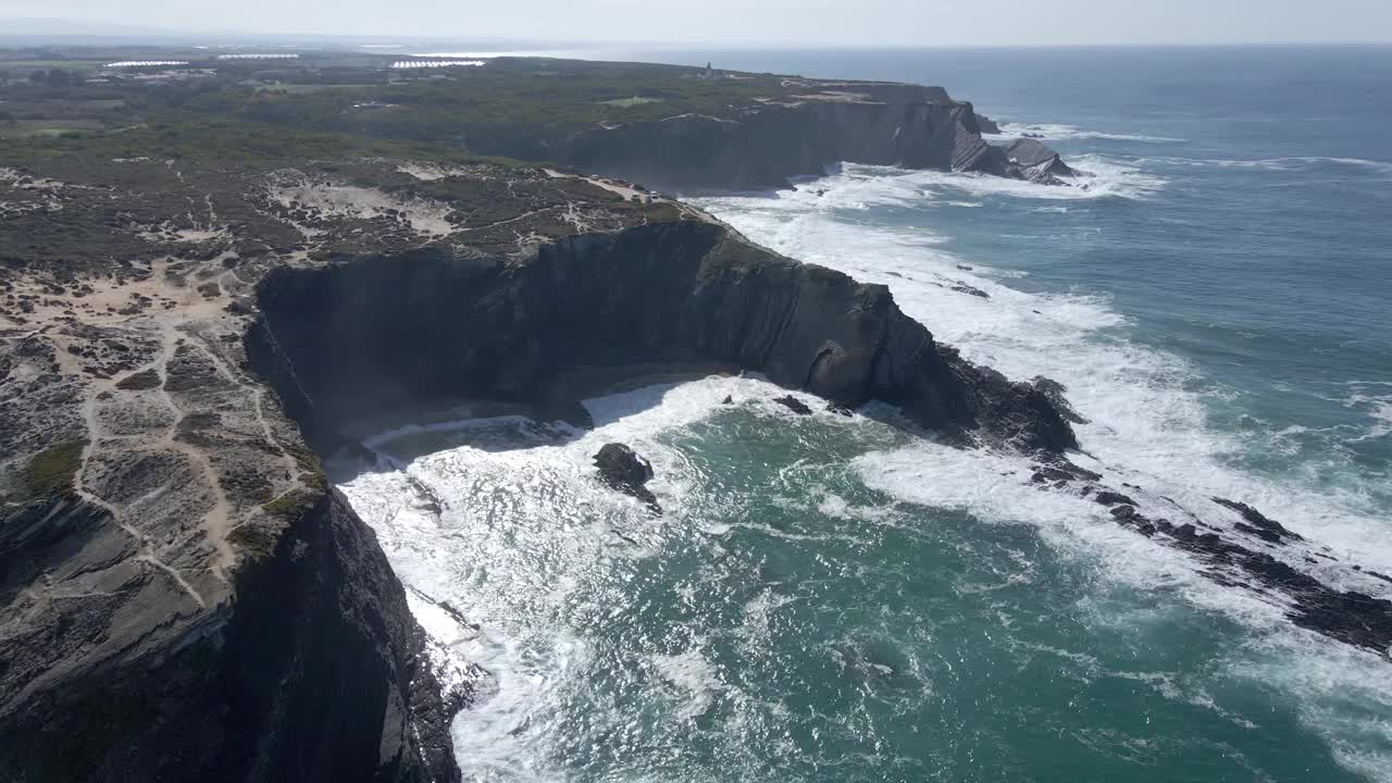 崎岖的悬崖和强烈的海浪鸟瞰图视频素材