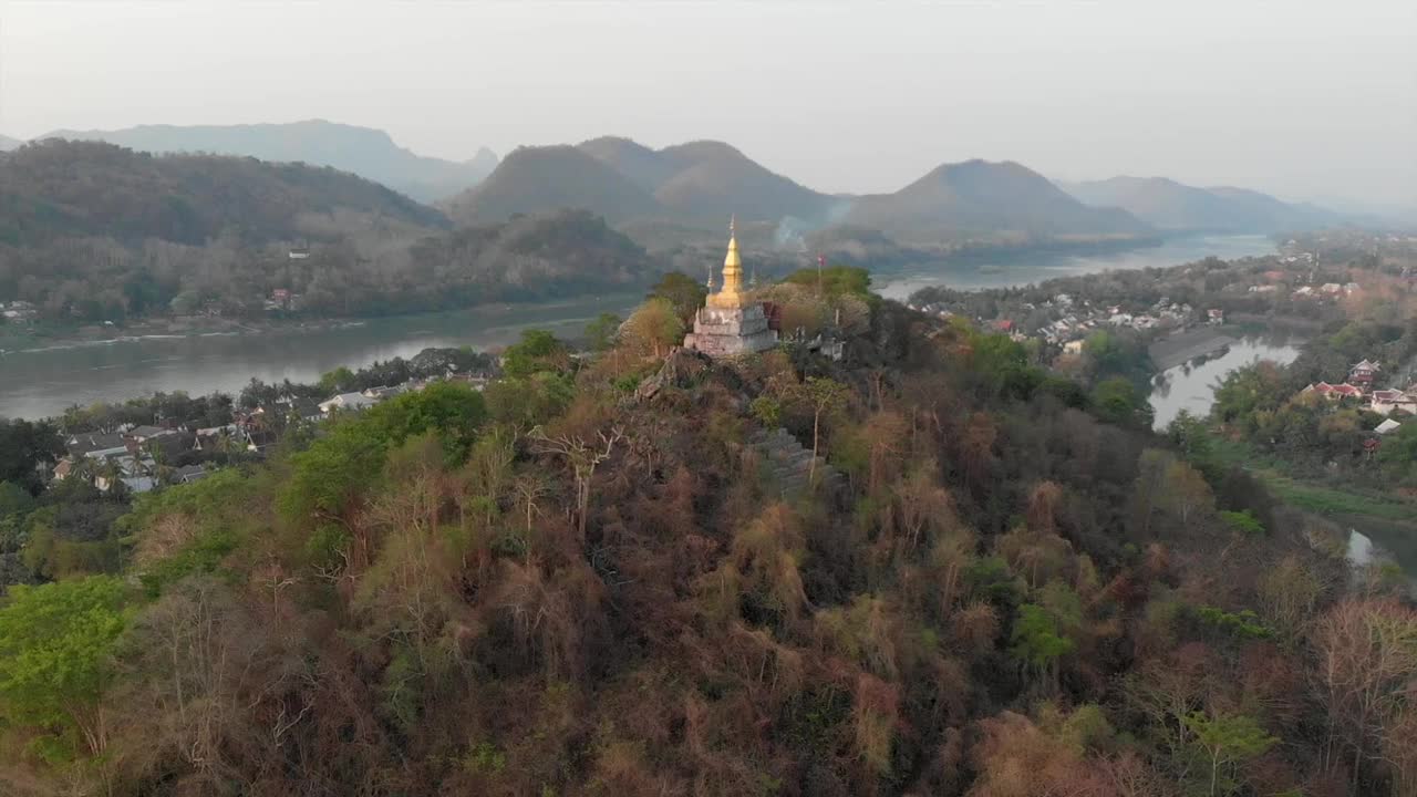 老挝福西琅勃拉邦山的鸟瞰图视频素材