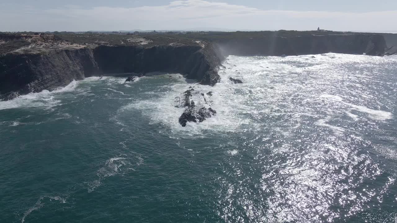 鸟瞰图黑色悬崖在强烈的海浪中视频素材