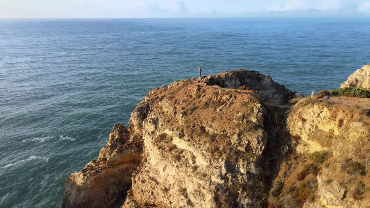 鸟瞰图上的人站在悬崖上的美丽的形成，拉各斯视频素材