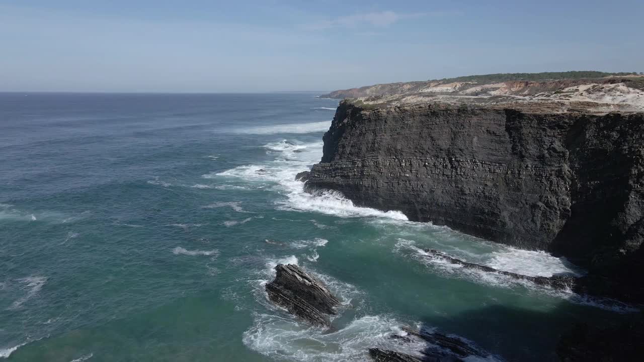 鸟瞰图黑色悬崖在强烈的海浪中视频素材