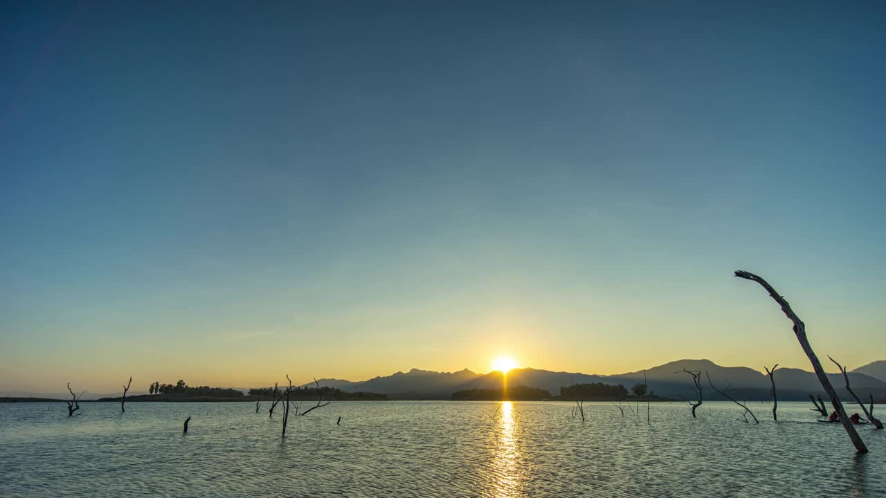 宁静的湖在日落，时间流逝视频视频素材