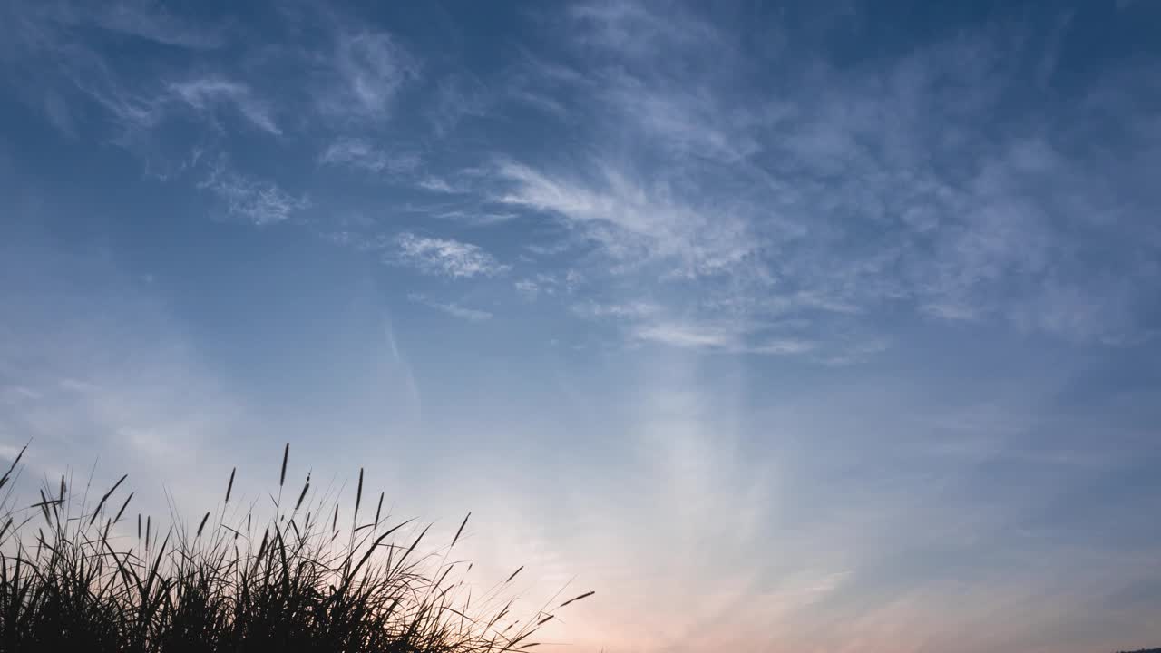 耀眼的阳光照耀着蓝天。日出景观自然背景。在清晰的高空大气中移动的白云的慢镜头。金色的阳光，阳光透过美丽的花朵。cloudscape视频素材