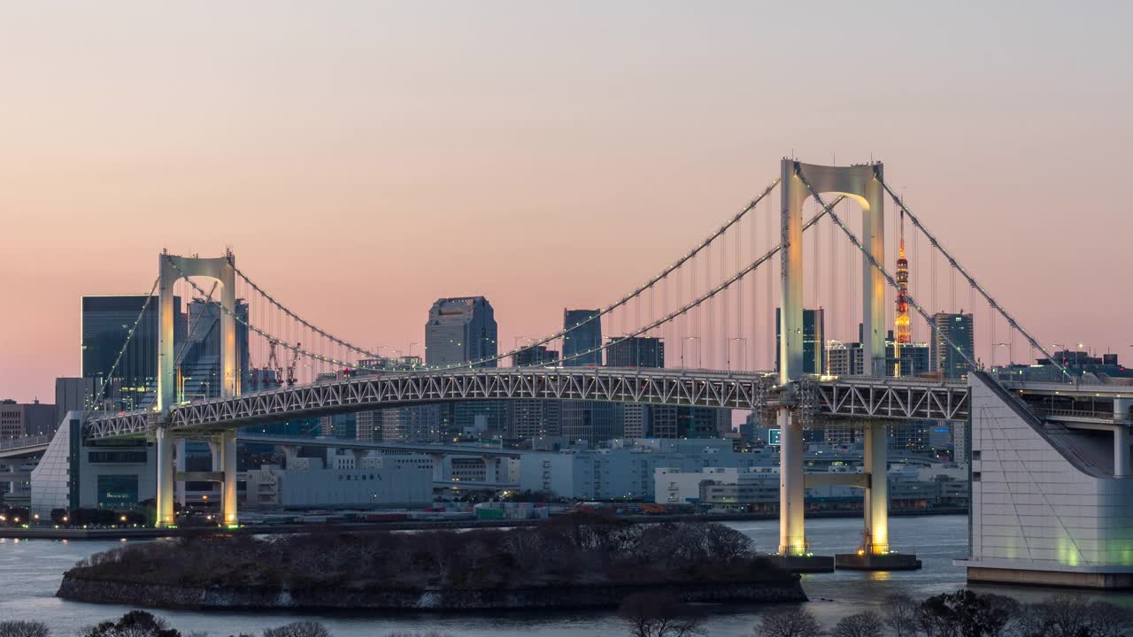 日落时分，彩虹桥和东京湾周围的东京湾地区与东京塔在日本东京市台场视频素材