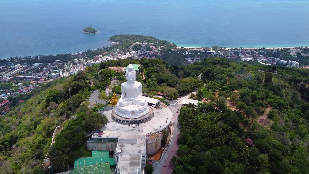 大佛建在泰国普吉岛的一座高山上，从远处就可以看到。视频素材