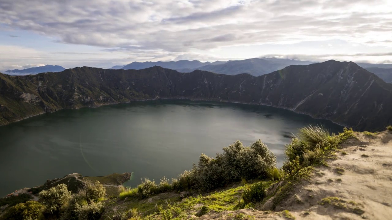 基洛托阿是厄瓜多尔安第斯山脉的一个充满水的火山口湖。视频素材