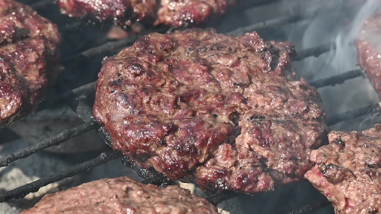 牛肉汉堡汉堡的烧烤火焰烧烤视频素材