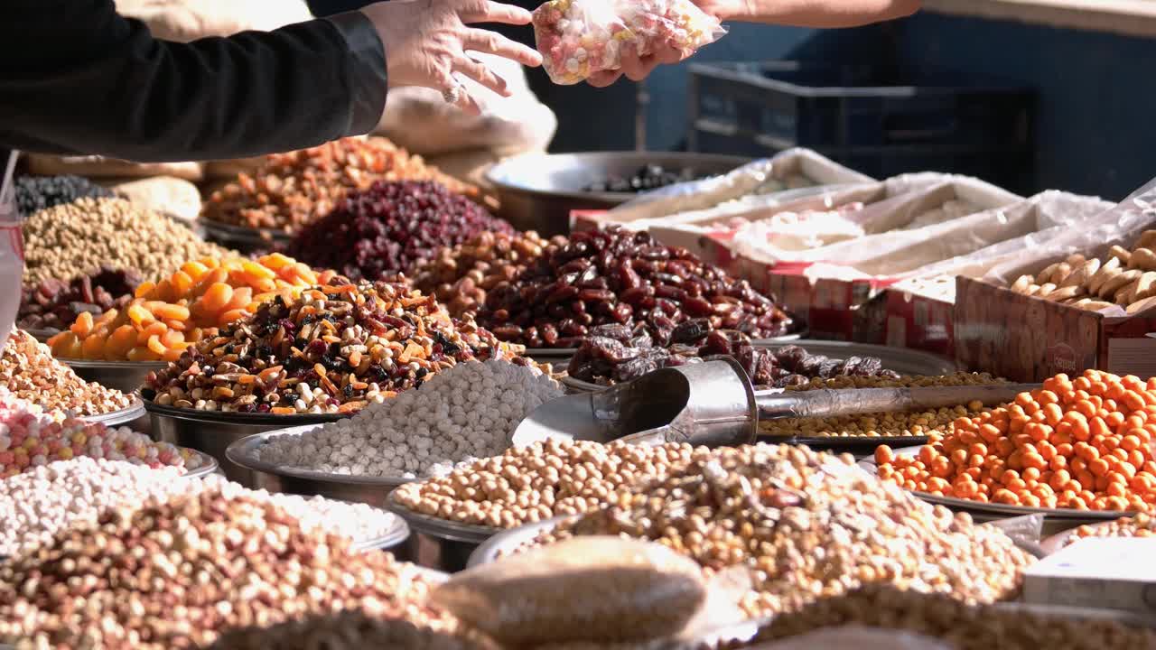 食品市场的干果及坚果柜台。视频素材