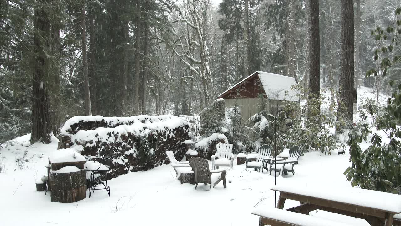 太平洋西北小屋土地在雪天冬季风景视频素材