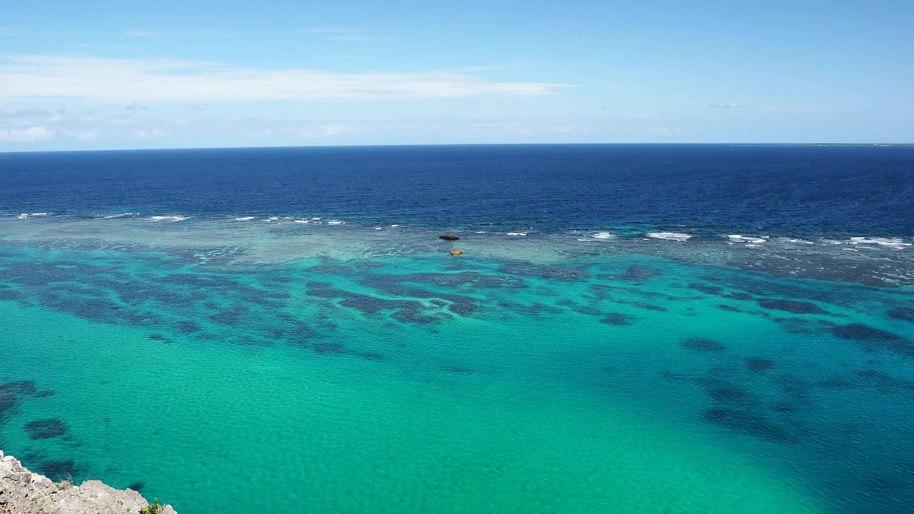 羽场岛白鸟角附近的翡翠色海视频素材