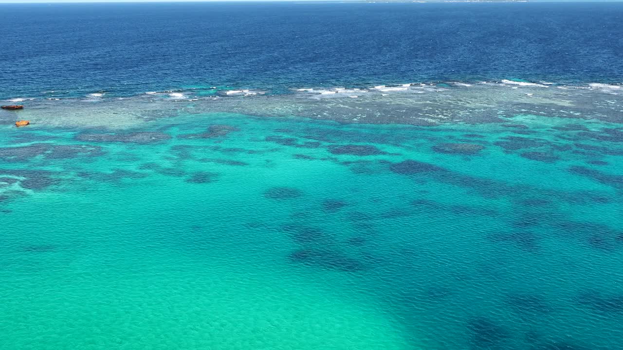 羽场岛白鸟角附近的翡翠色海视频素材