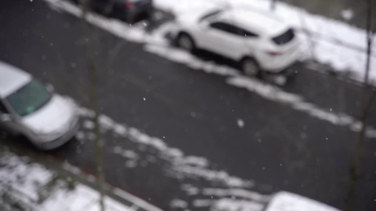 雪花缓缓飘落视频素材