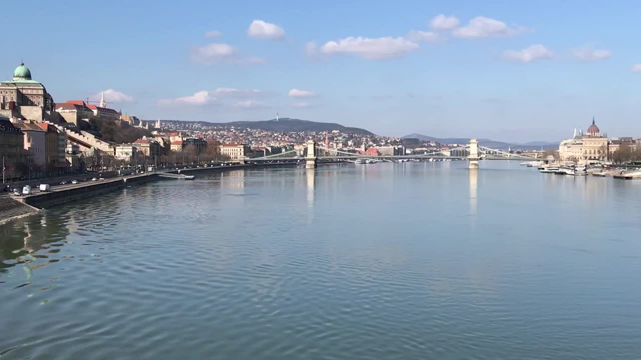 布达佩斯多瑙河Széchenyi链桥春天的城市景观视频素材