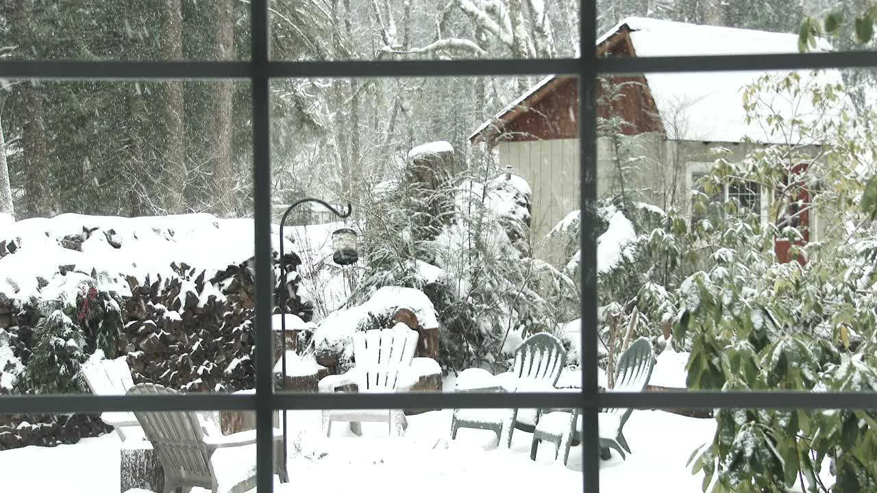 窗外的小木屋飘着雪花视频素材